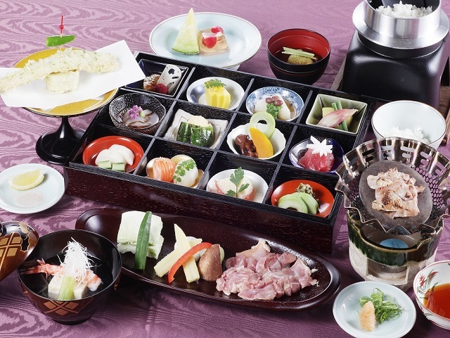 創作和食：12種の料理を小箱でご用意する「季節の宝箱」華やかな趣向は女性に大好評♪※一例